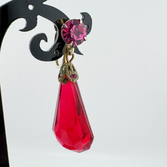 Vintage Red Glass Dangle Earrings Faceted Drop Clip-On Gold Tone 1950s Style - Picture 6 of 9
